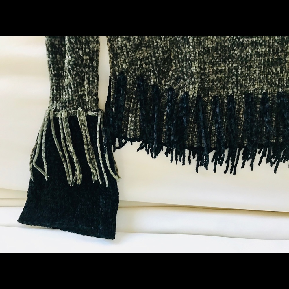 Boutique Fringe Turtleneck - Picture 3 of 4